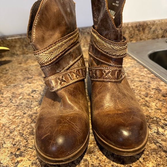 Size 9 leather heel booties from Buckle. Gorgeous details, distressed look - Picture 2 of 3